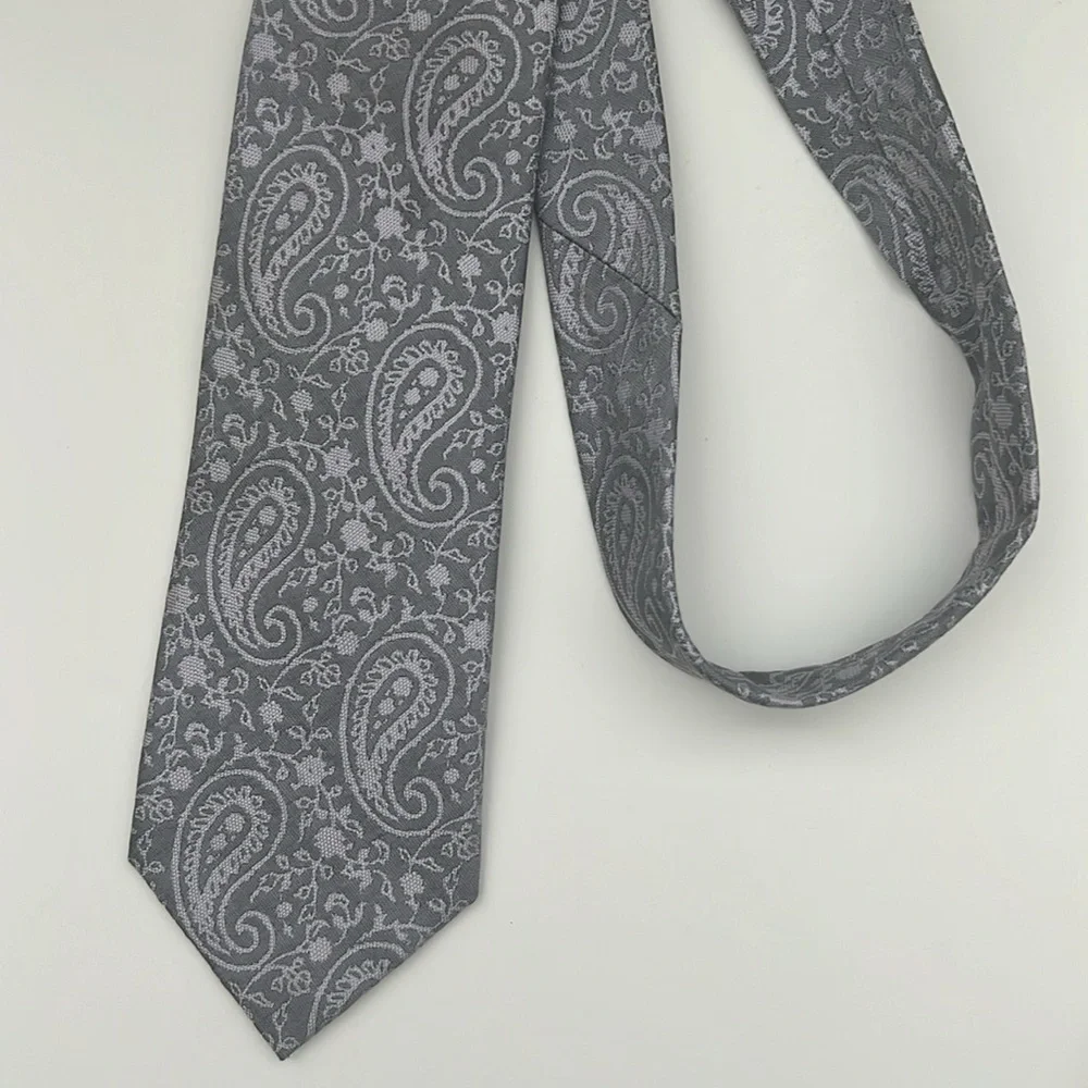 NWOT Men’s Tie Gray and Lilac Paisley design